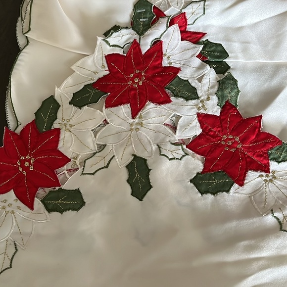 Holiday white & gold table runner. - Picture 2 of 3